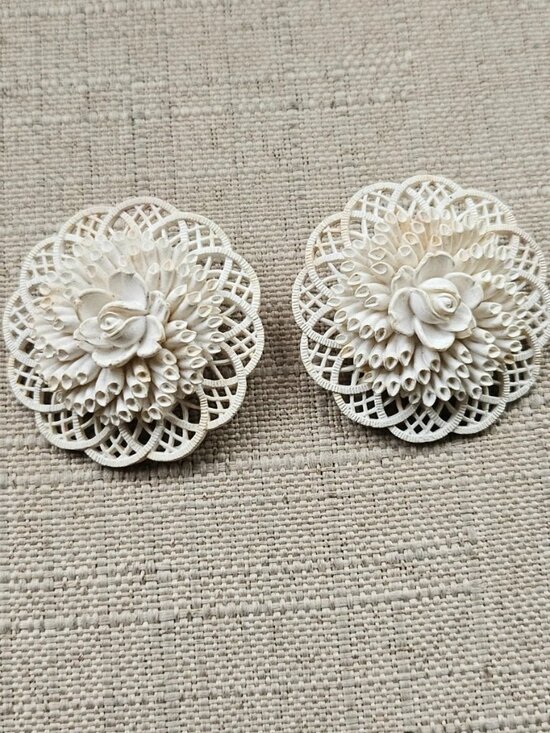 Jewelry - Vintage Earrings Round Flower Shape Plastic Fashion Jewelry Stud Earrings White